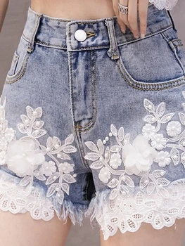 מתוק תלת מימדי פרח לבן מכנסי ג 'ינס קצרים נשים שיק חרוזים תחרה, תפירה רחב הרגל קצרים 2023 הקיץ החדש ג' ינס קצר