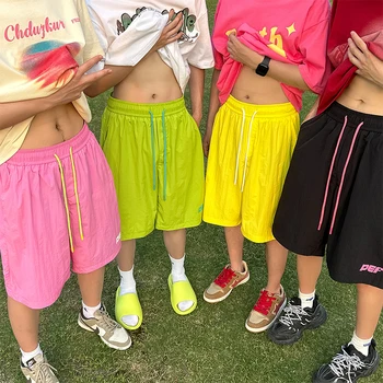 אופנת רחוב גברים מזדמנים מכנסיים קצרים בקיץ יבש מהירה מכנסיים 2023 קוריאנית 4 צבעים Lettter מכנסיים אלסטיים במותניים לנשימה במכנסיים קצרים.